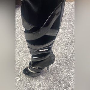 Black Patten leather Pleaser